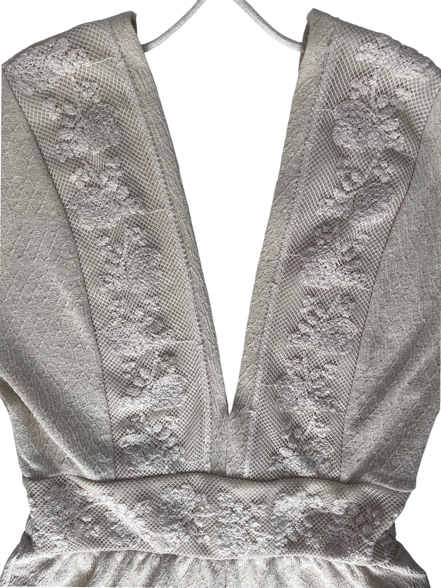 Mono corto Zara marfil con bordado floral y escote profundo – Talla M