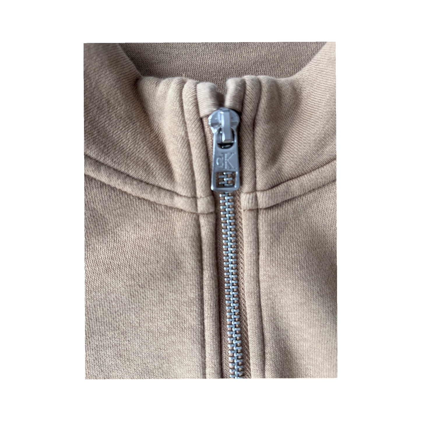 Suéter corto Calvin Klein Jeans beige con cierre frontal – Talla M