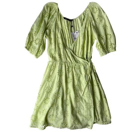 Vestido corto Zara verde con bordado floral y escote cruzado – Talla M